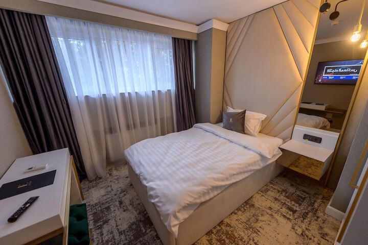 Room 17 of 104