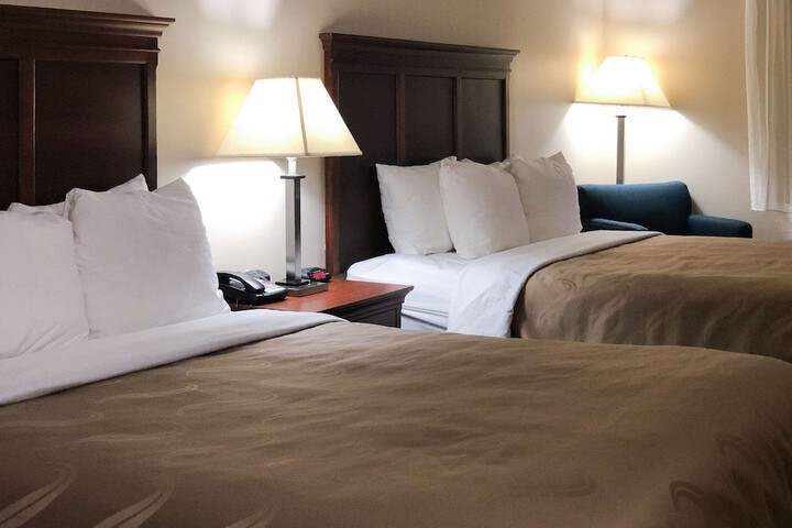 Business Queen Bed Accessible (3 of 14)