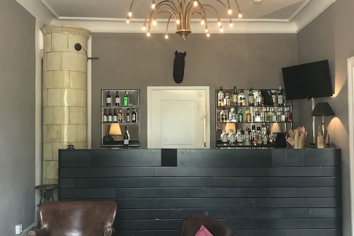 Lounge 18 of 43
