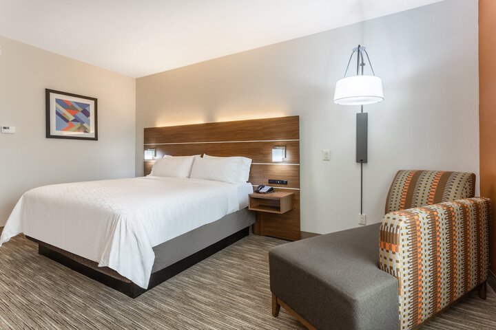 1 King Bed (4 of 12)