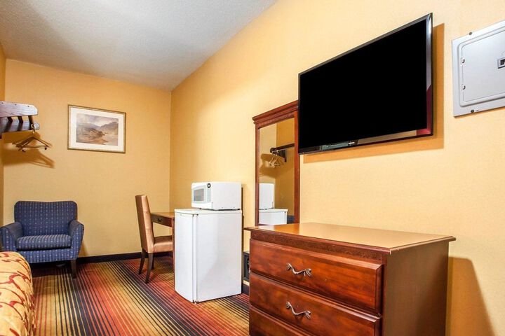 1 King Bed (8 of 9)