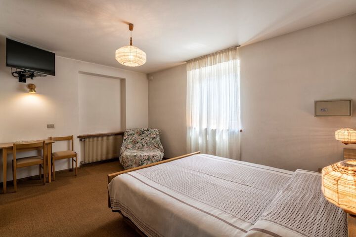 Room 7 of 33