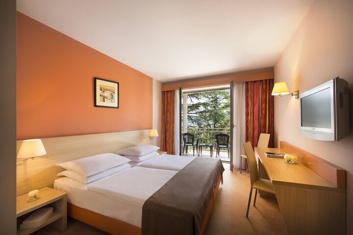 Room 10 of 52