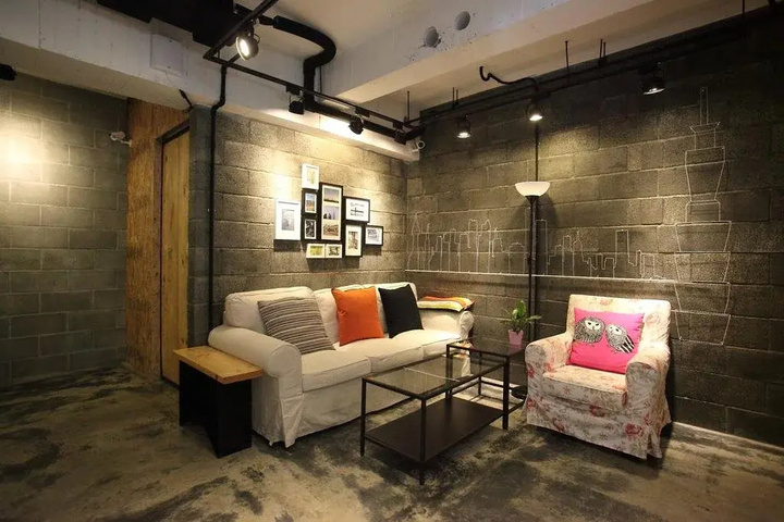 Room 9 of 16