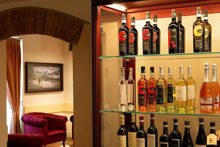 Lounge 70 of 97