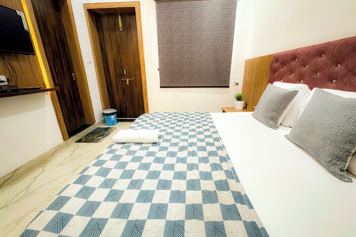 Room 12 of 32