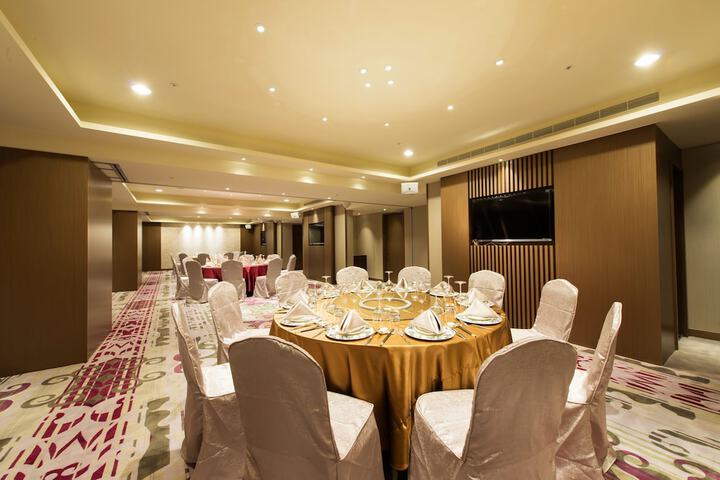 Ballroom/Hall 41 of 50