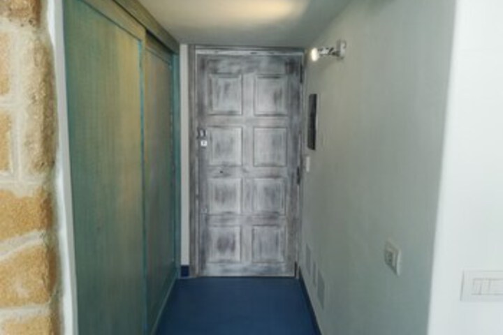 Room 32 of 60