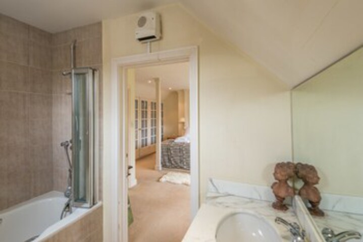 Room 6 of 42