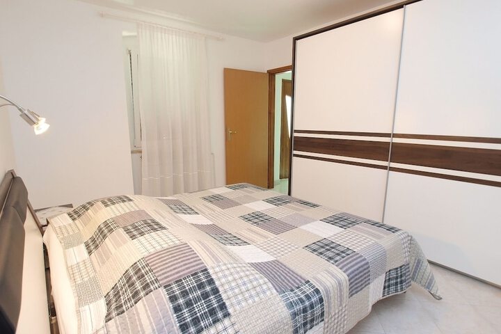 Room 9 of 38