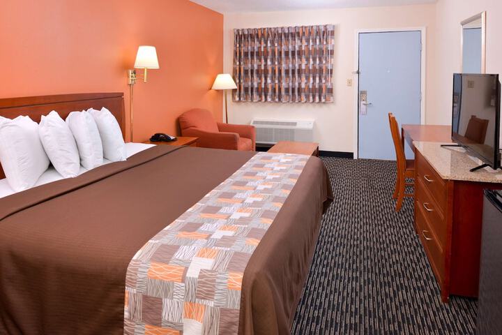 1 King Bed (6 of 9)
