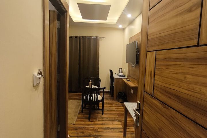 Room 5 of 10