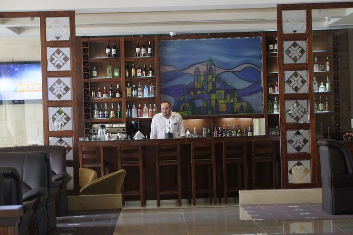 Lounge 16 of 25