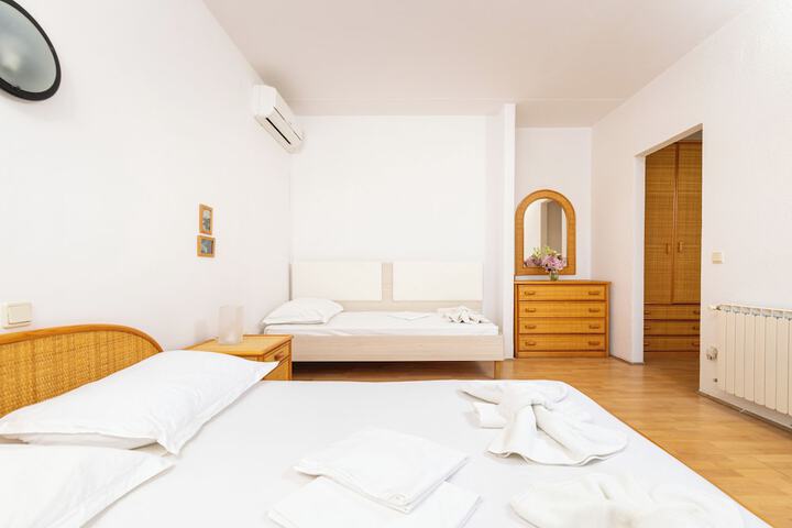 Room 13 of 79