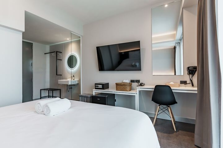 Room 6 of 38