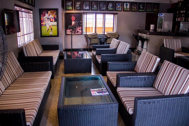 Lounge 16 of 18
