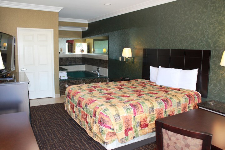 1 King Bed (5 of 21)