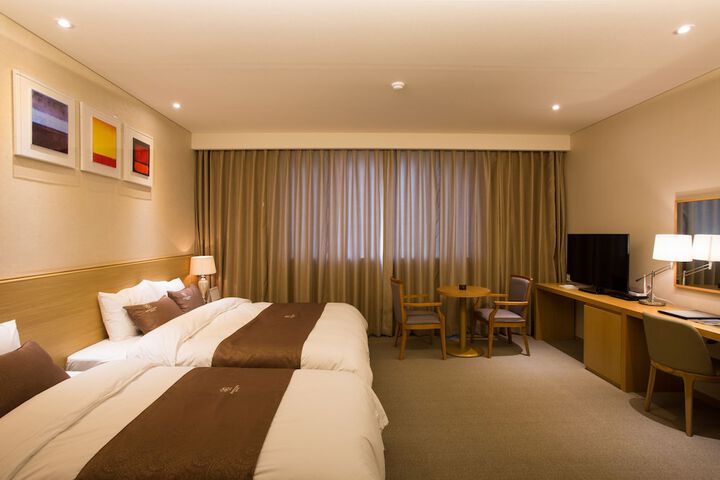 Room 10 of 145