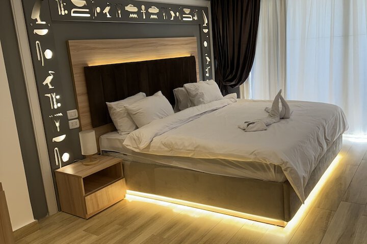 Room 4 of 7