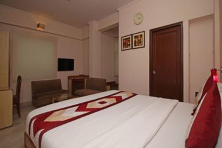 Room 9 of 18
