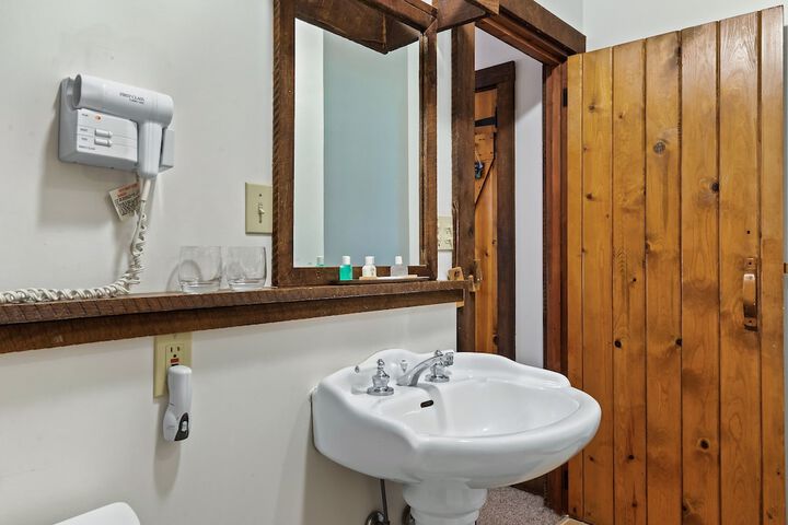 Snug Hug Queen Suite with Fireplace (47 of 131)