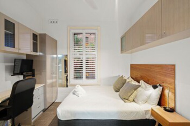 Room 52 of 318