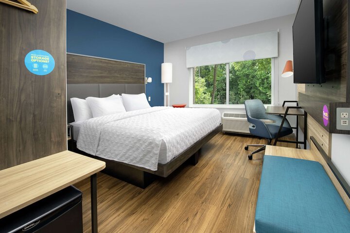 1 King Bed (10 of 16)