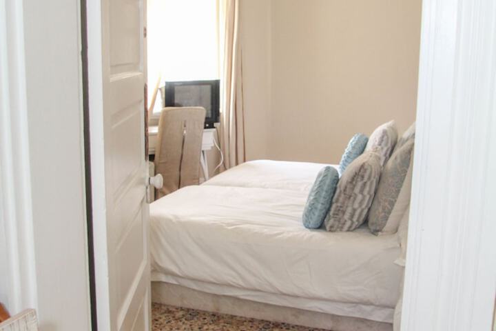 Room 6 of 161