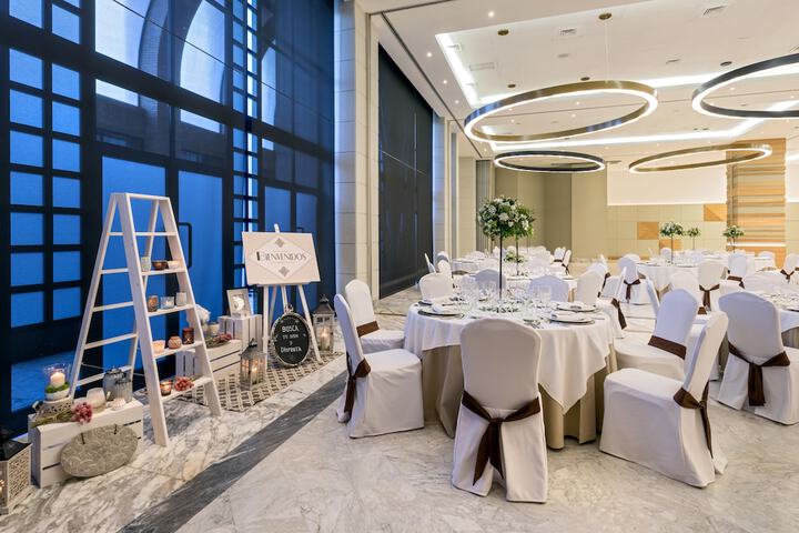 Ballroom/Hall 58 of 74