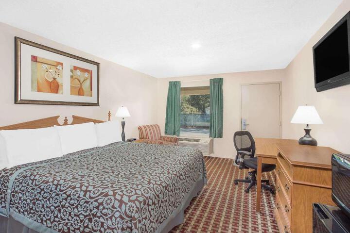 1 King Bed (2 of 7)