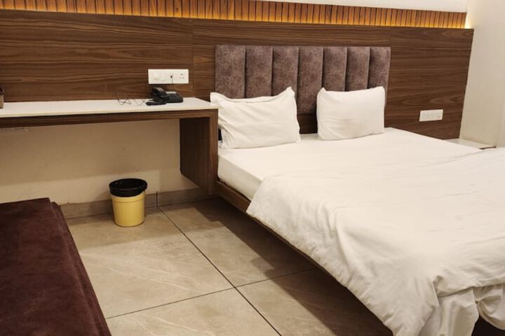 Room 8 of 12