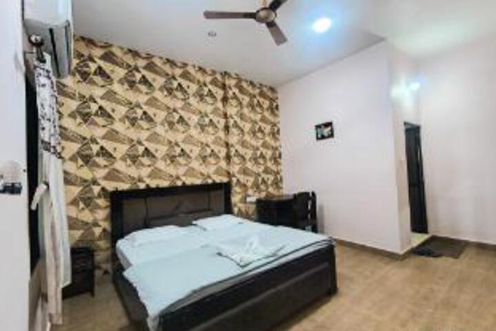 Room 9 of 18