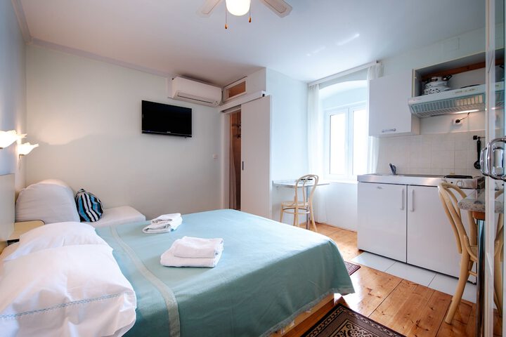 Room 4 of 48