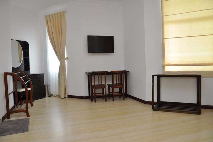 Room 9 of 34