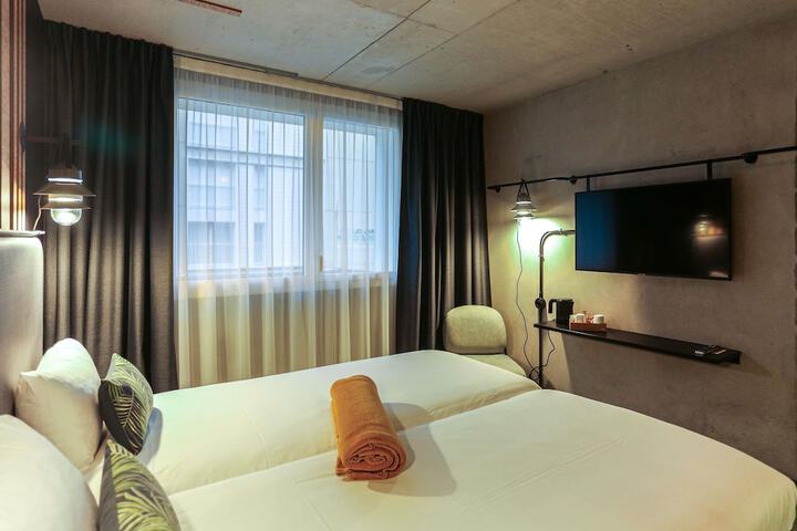 Room 40 of 126