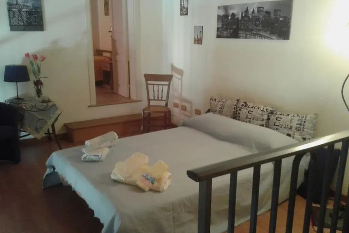 Room 5 of 9