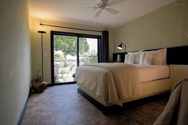 Room 2 of 68