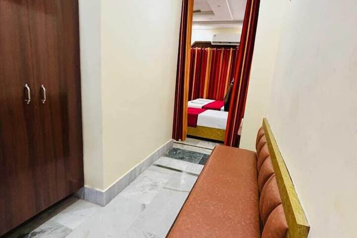 Room 6 of 9