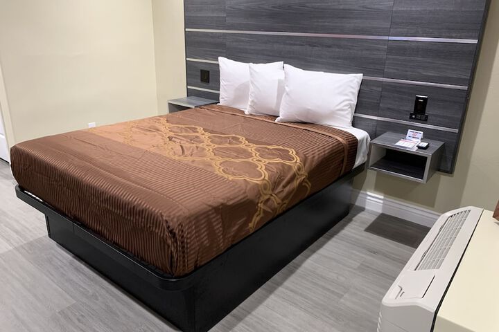 Deluxe Queen Bed (6 of 11)
