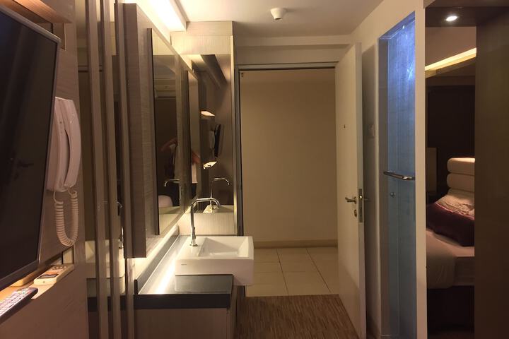 Room 32 of 42