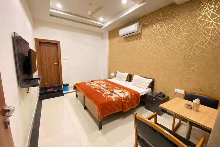 Room 6 of 11