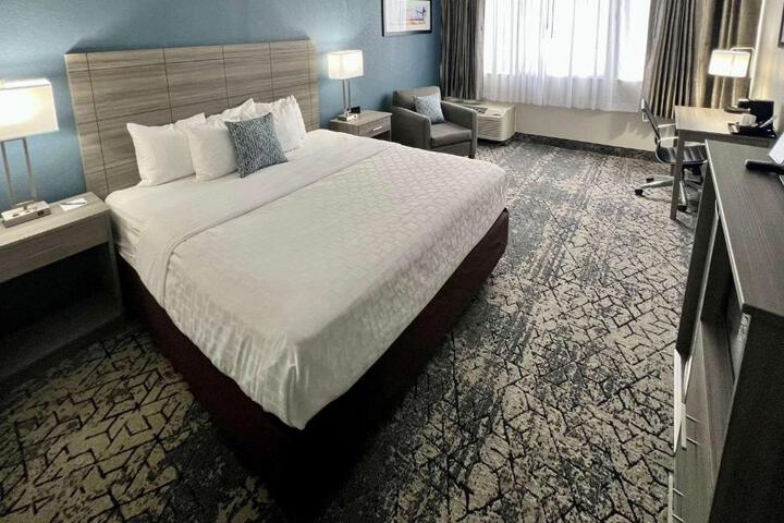 1 King Bed (2 of 7)