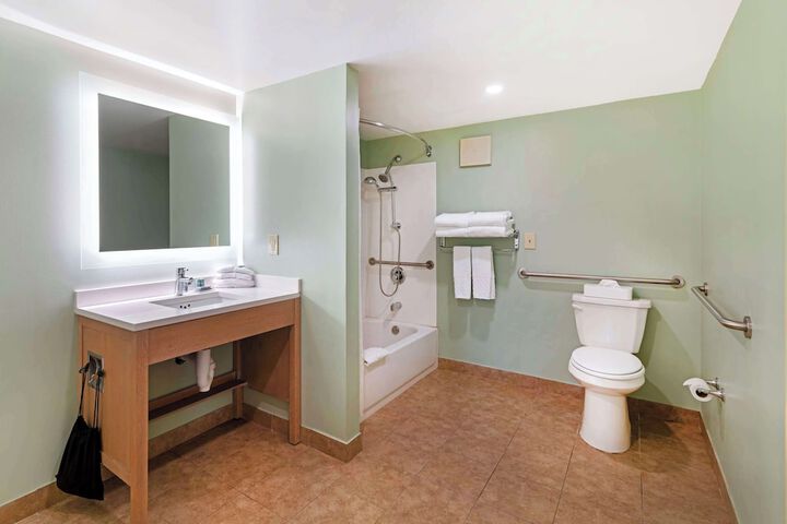 Suite 1 King Bed Second Floor Sofa Bed Kitchen Separate Living Area WiFi Full Breakfast (22 of 34)