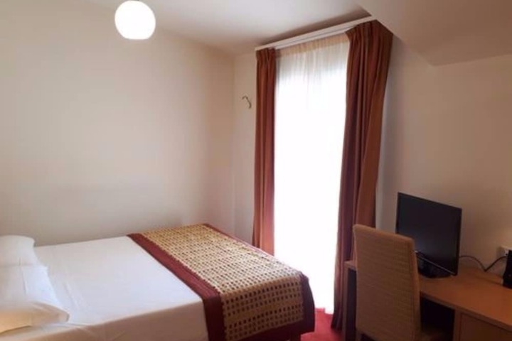 Room 10 of 37