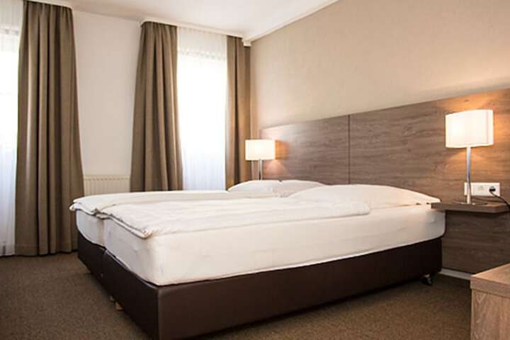 Room 6 of 25