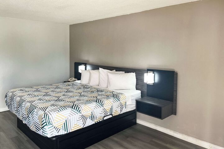 Room 6 of 12