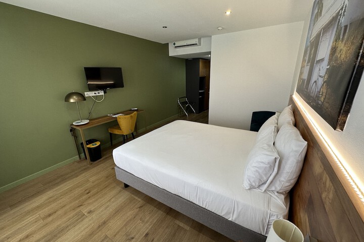 Room 12 of 38