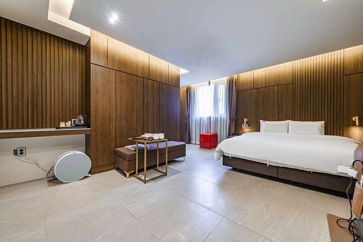 Room 53 of 141