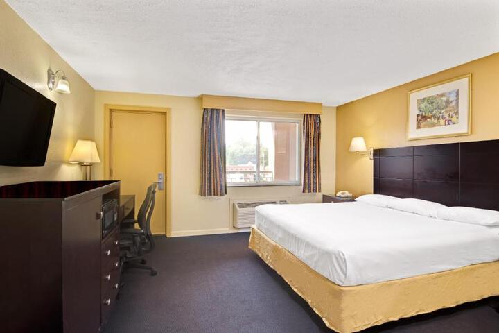 1 King Bed (7 of 17)