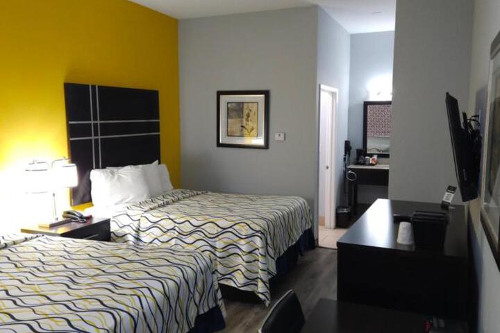 2 Queen Beds (1 of 7)